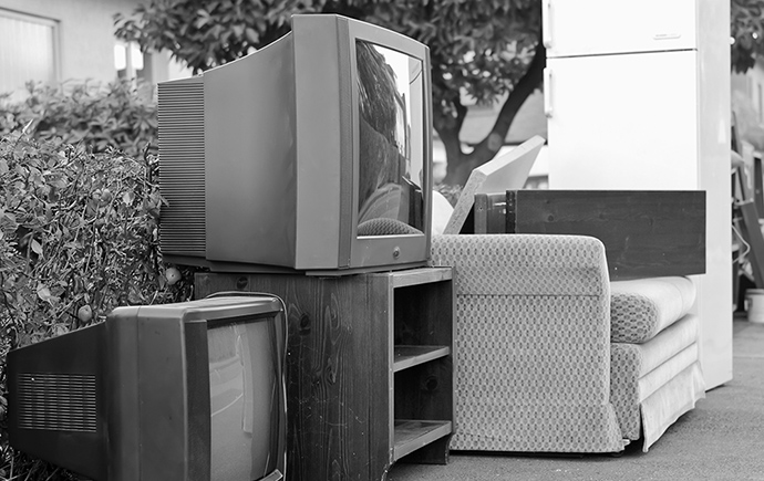 テレビは家電リサイクル法により、ゴミとして処分できない